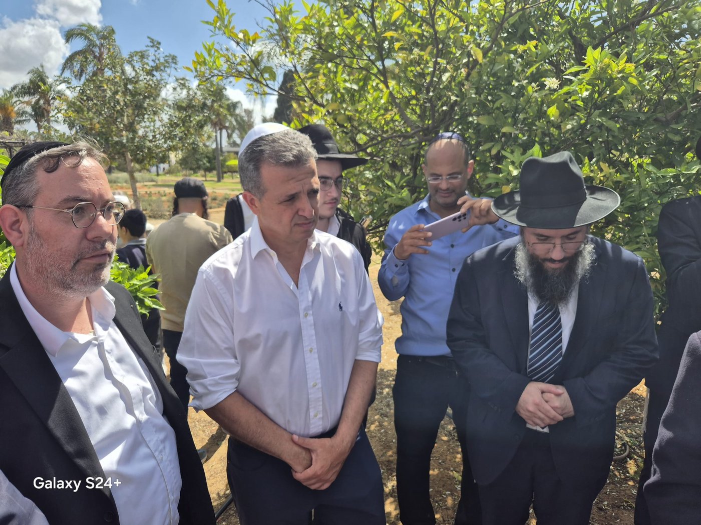 המקובל הגה"צ ר' דוד בצרי, בברכת האילנות ב'פארק הלאומי'
