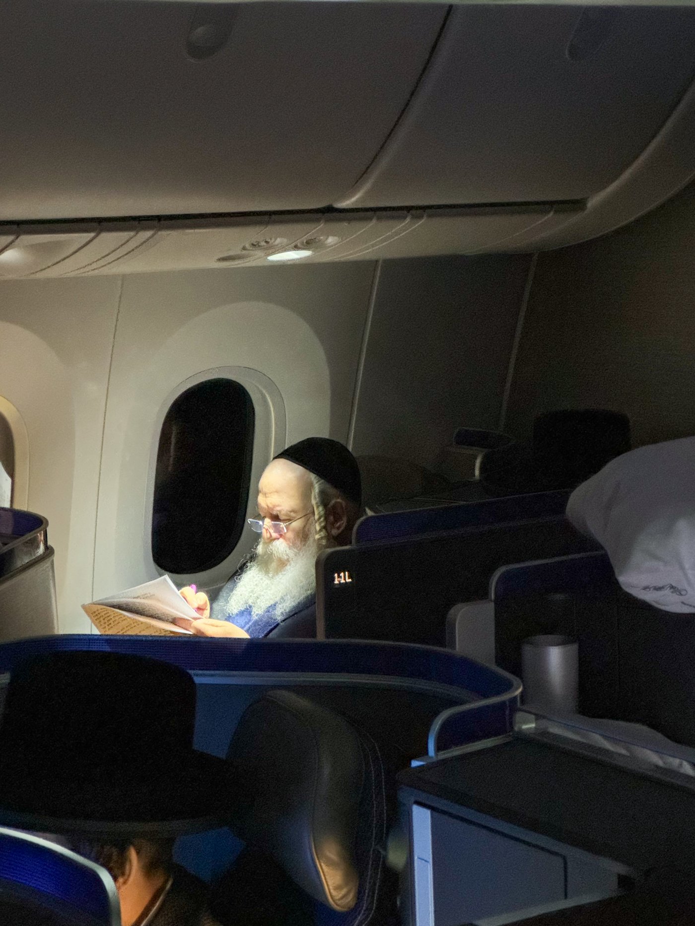 האדמו"ר מבאבוב בלימוד על המטוס בדרכו לאנטווערפן