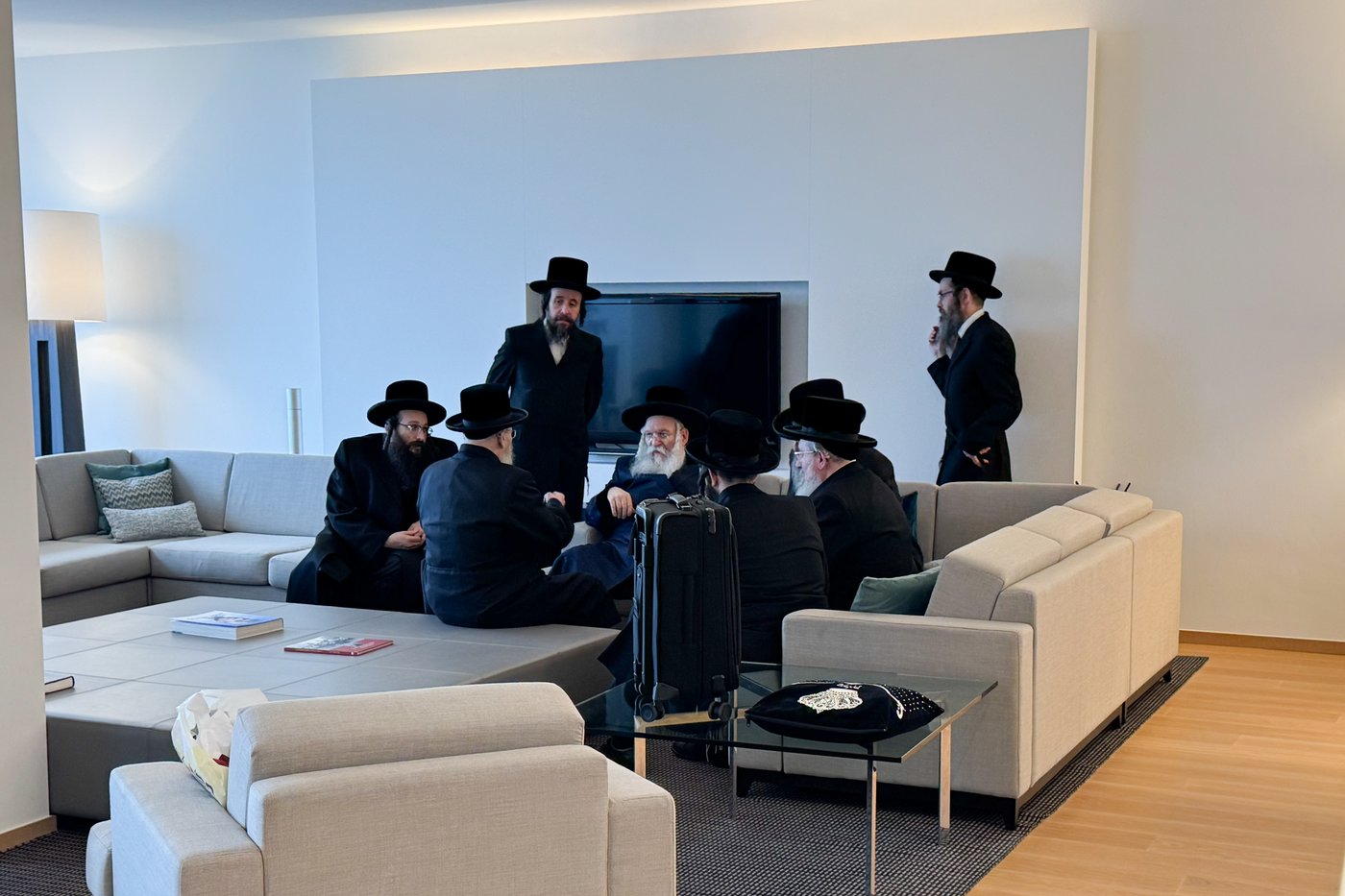 האדמו"ר מבאבוב בדרכו לאנטווערפן