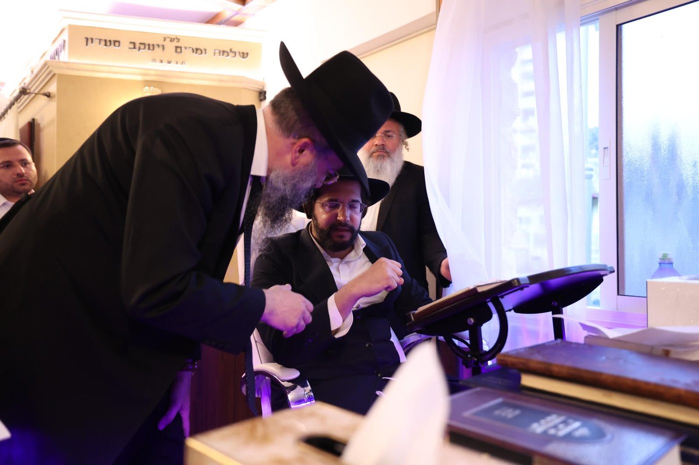 תלמידי 'תורה ודעת' בבחינה אצל הגאון הינוקא