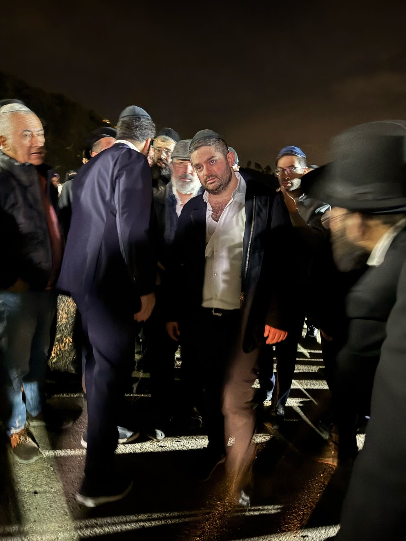 האבא על הקברים הטריים