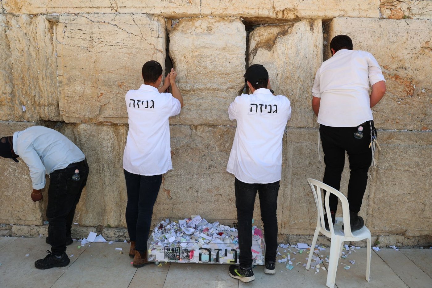 פינוי הפתקים המסורתי בכותל המערבי