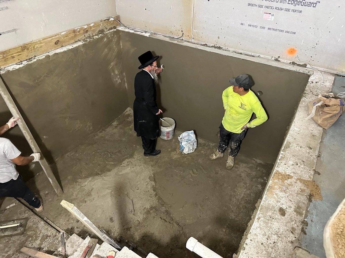 הדיין הרב יצחק שפיצר ז"ל, בהכשרת המקווה דקות לפני הסתלקותו