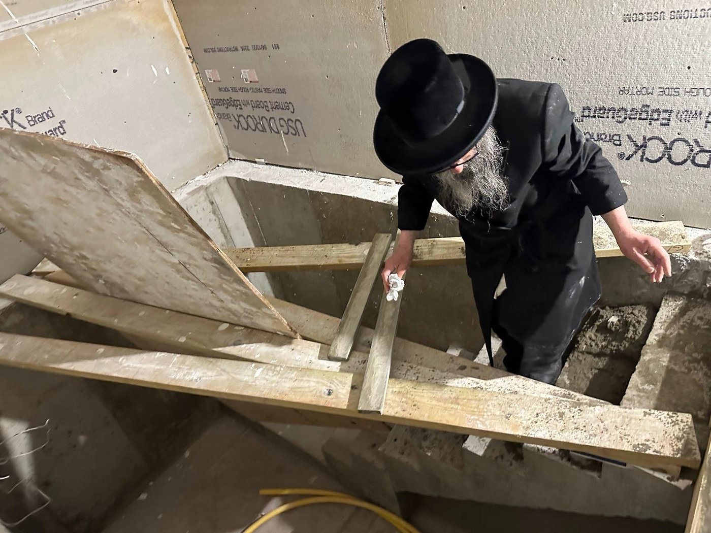 הדיין הרב יצחק שפיצר ז"ל, בהכשרת המקווה דקות לפני הסתלקותו