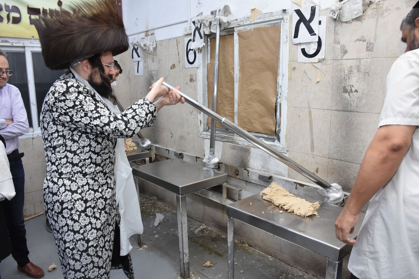 האדמו"ר ממעזבוז באפיית מצות