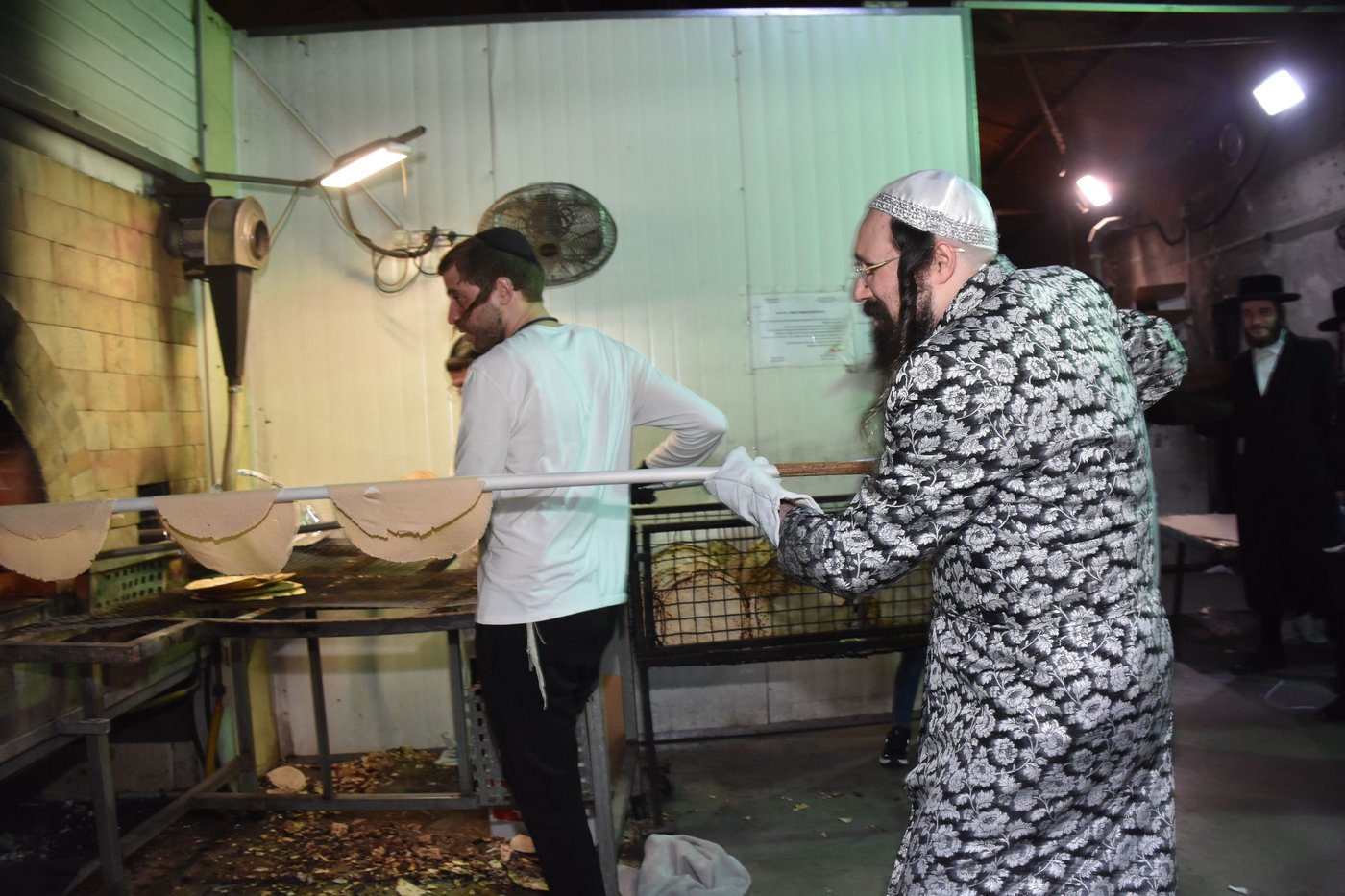 האדמו"ר ממעזבוז באפיית מצות