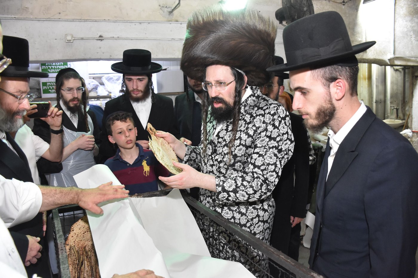 האדמו"ר ממעזבוז באפיית מצות