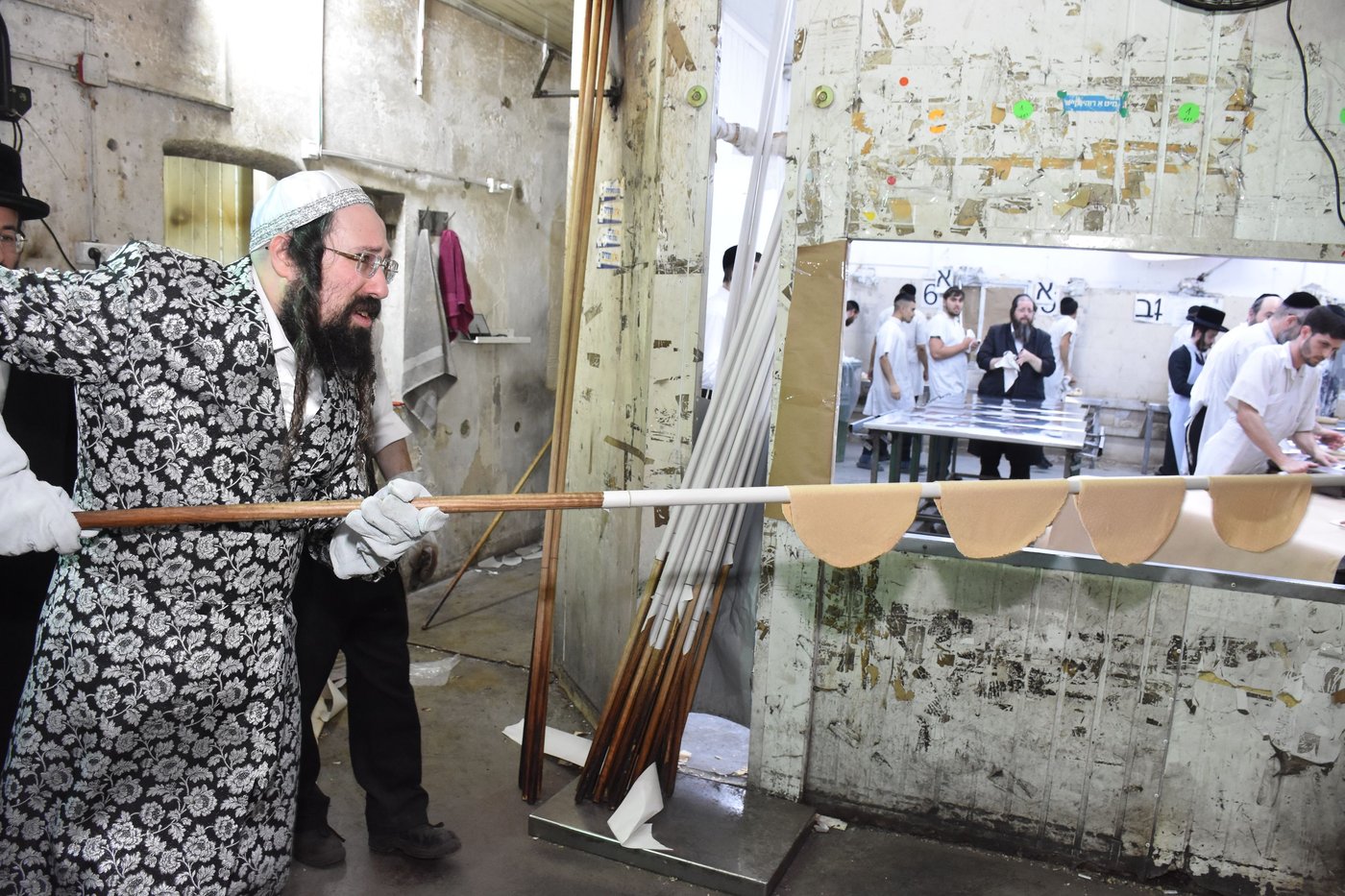 האדמו"ר ממעזבוז באפיית מצות
