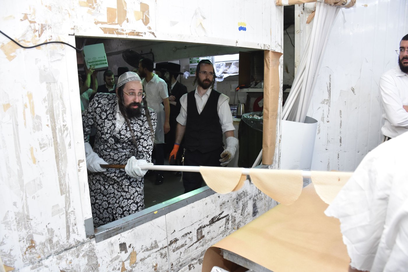 האדמו"ר ממעזבוז באפיית מצות