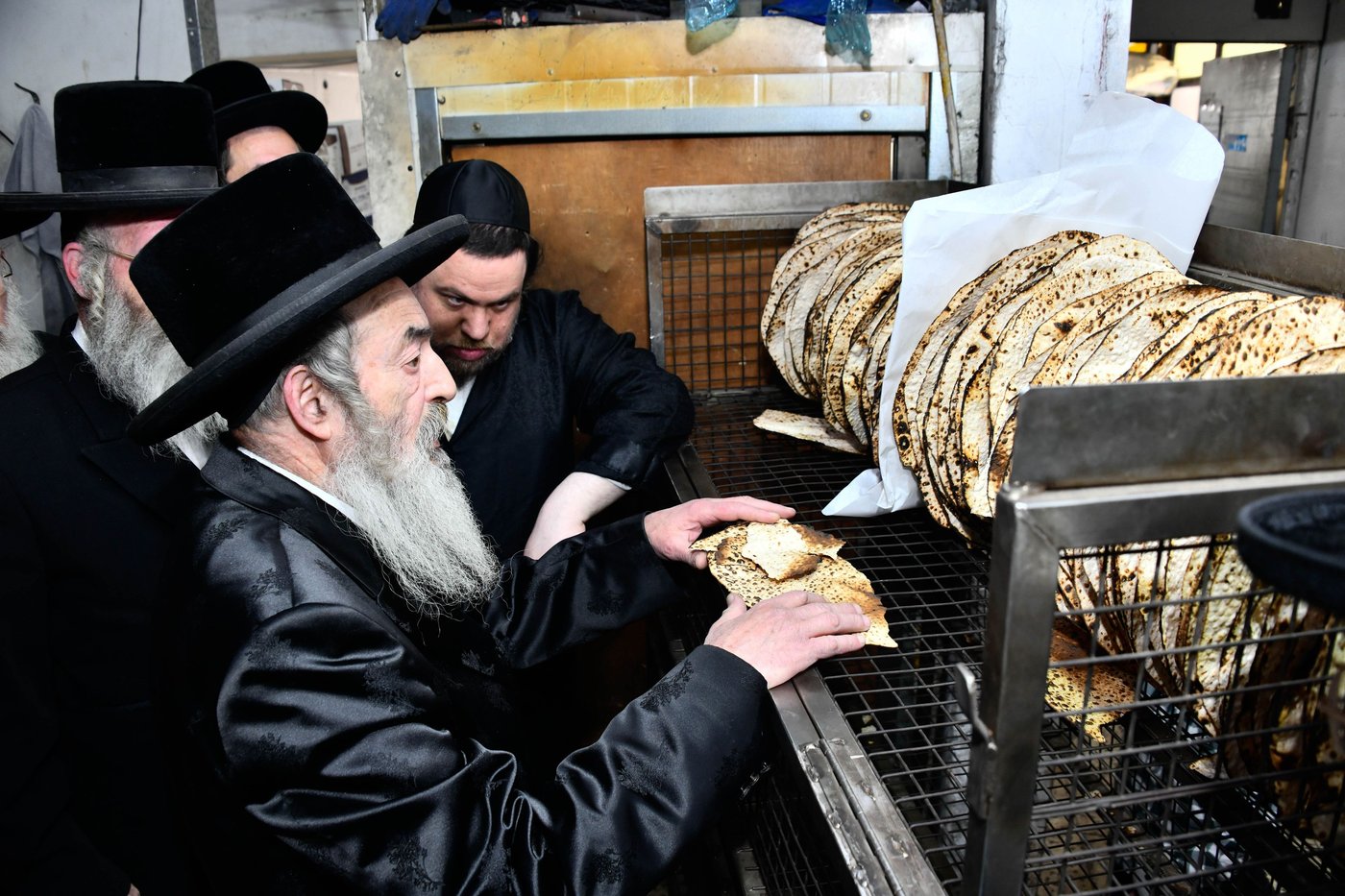 האדמו"ר מלעלוב באפיית מצות