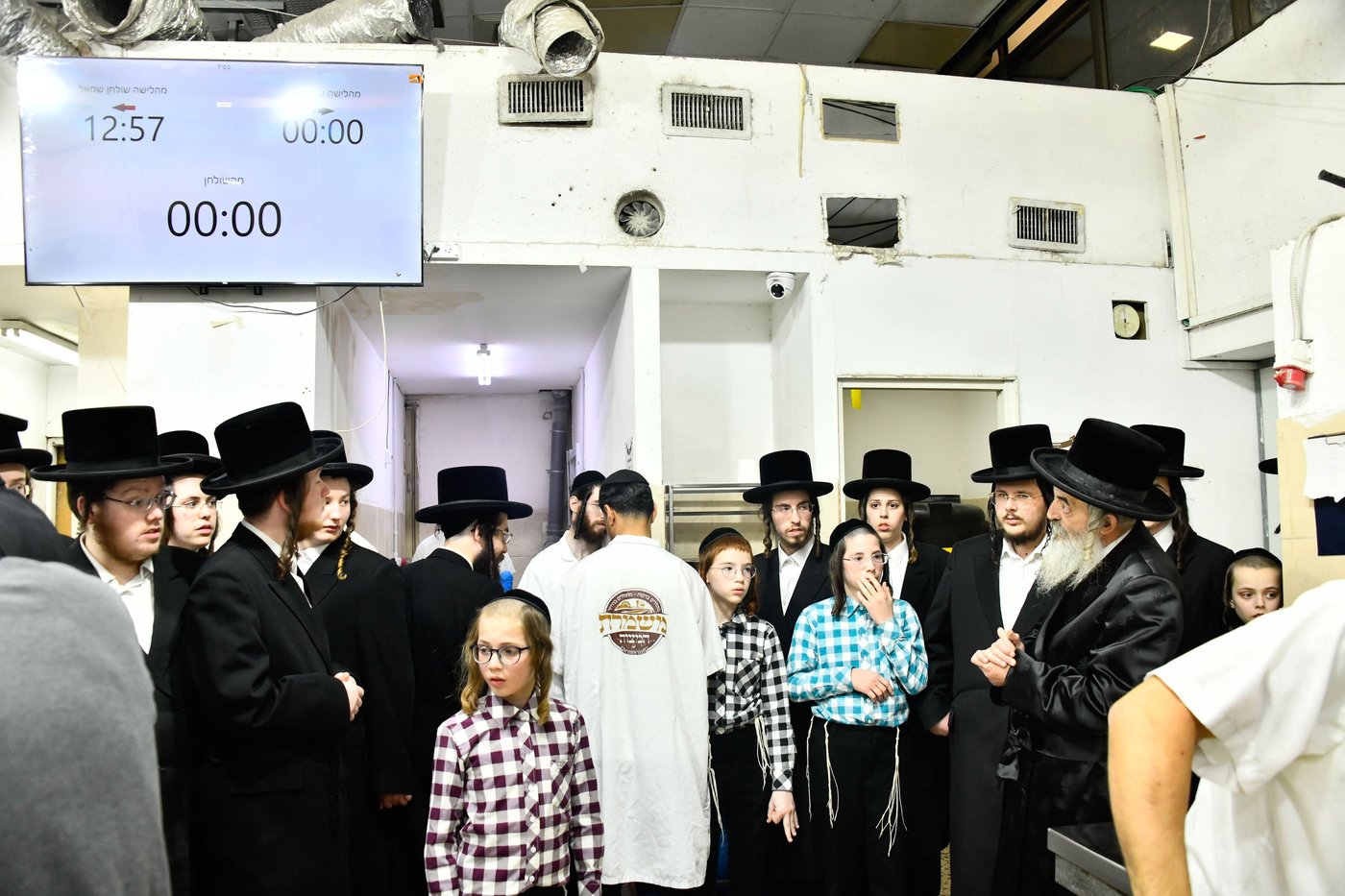 האדמו"ר מלעלוב באפיית מצות