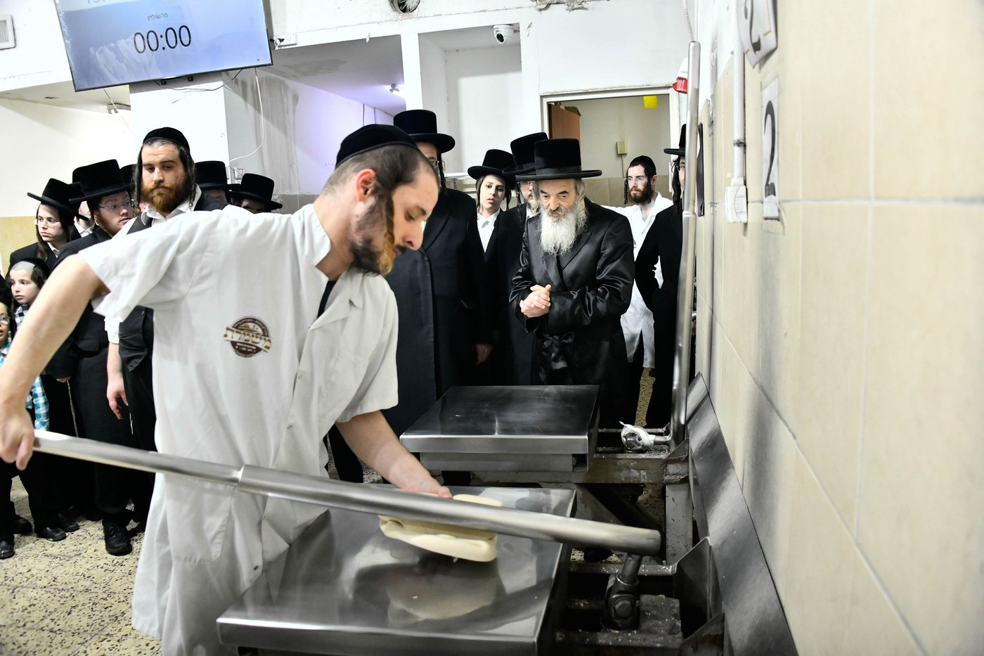 האדמו"ר מלעלוב באפיית מצות