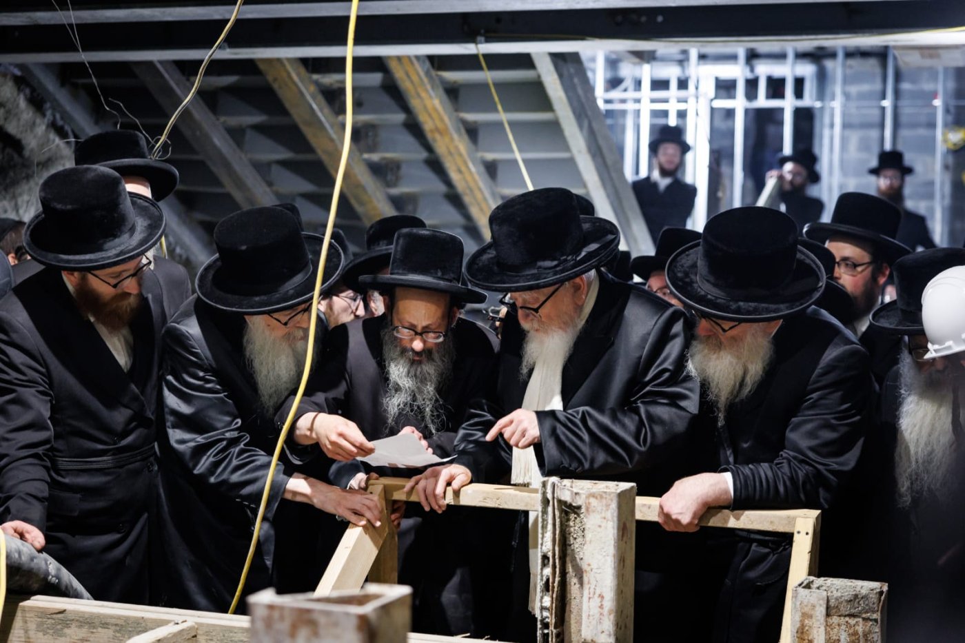 הדיין הרב יצחק שפיצר ז"ל, לצד רבו יבלחט"א האדמו"ר מסקווירא בהכשרת המקווה