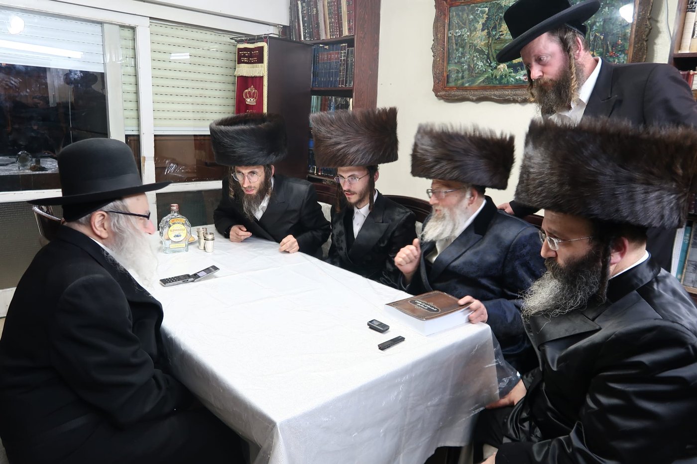 האדמו"ר מפינסק קרלין בלחיים בביתו של האדמו"ר מאמשינוב