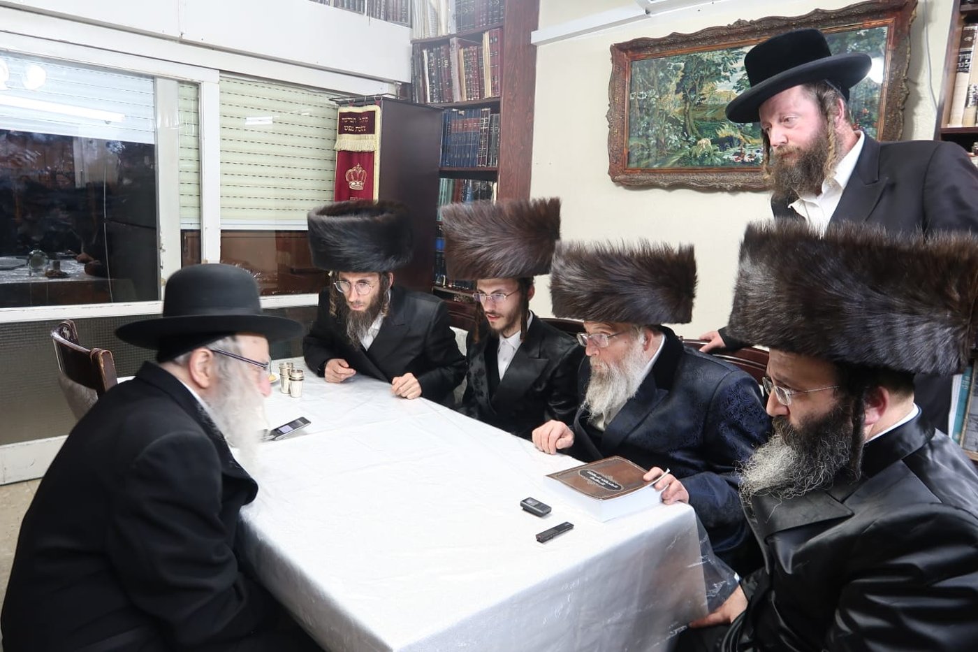 האדמו"ר מפינסק קרלין בלחיים בביתו של האדמו"ר מאמשינוב