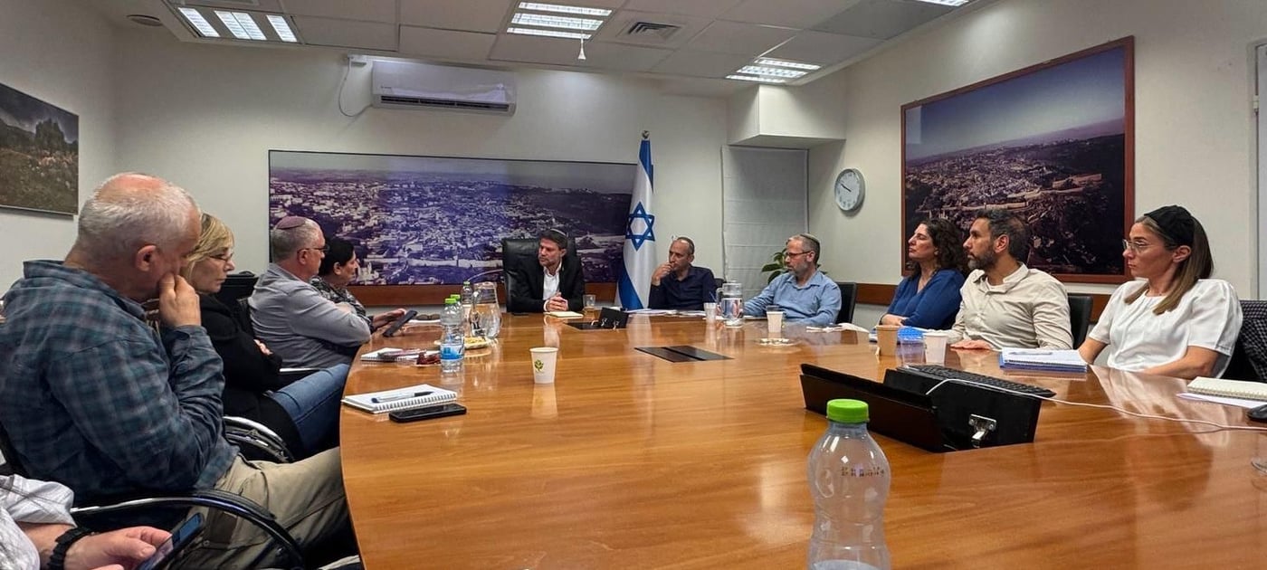 סמוטריץ׳ עם נציגי הקיבוץ