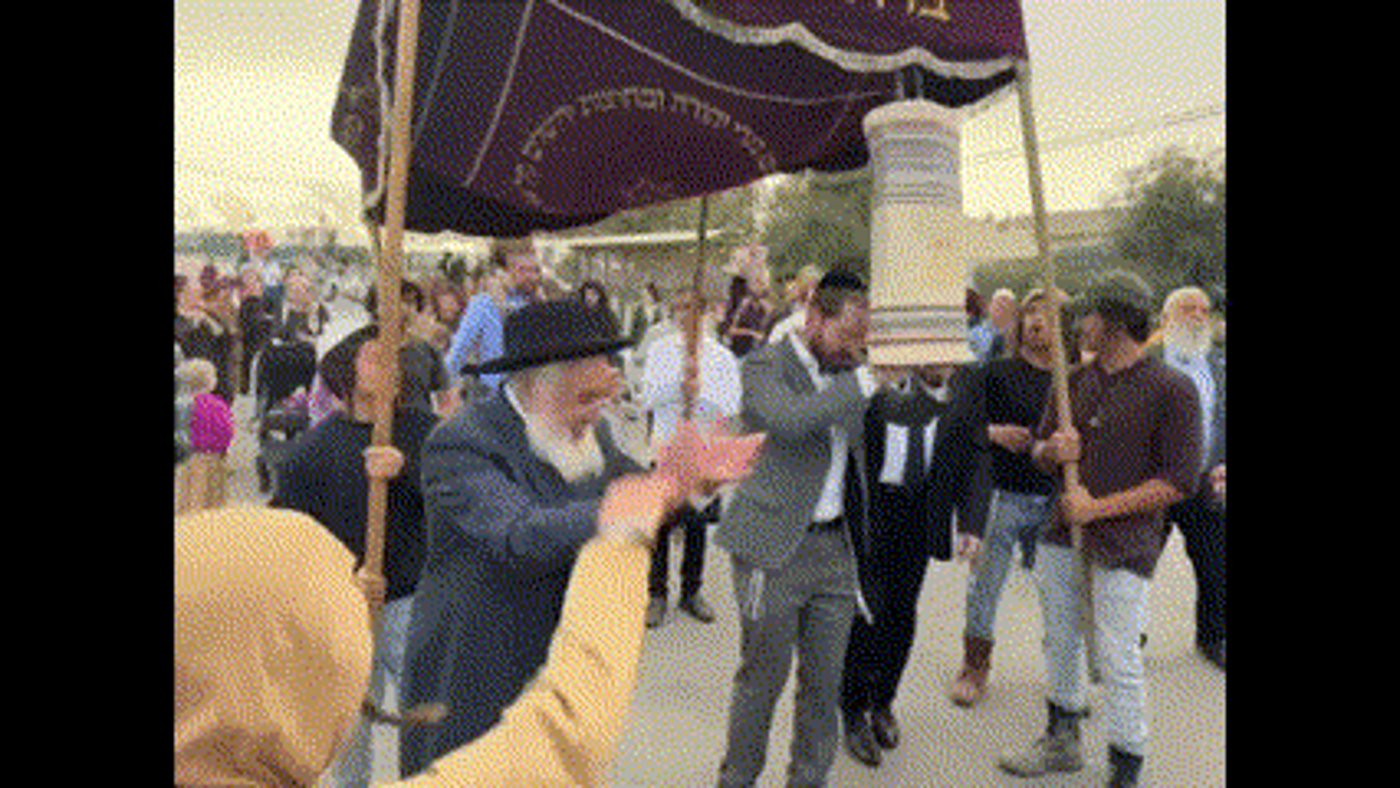 הריקודים בהכנסת ספר התורה