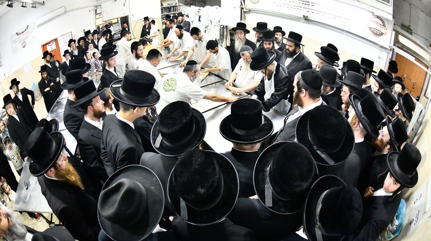 האדמו"ר מסאדיגורה באפיית מצות