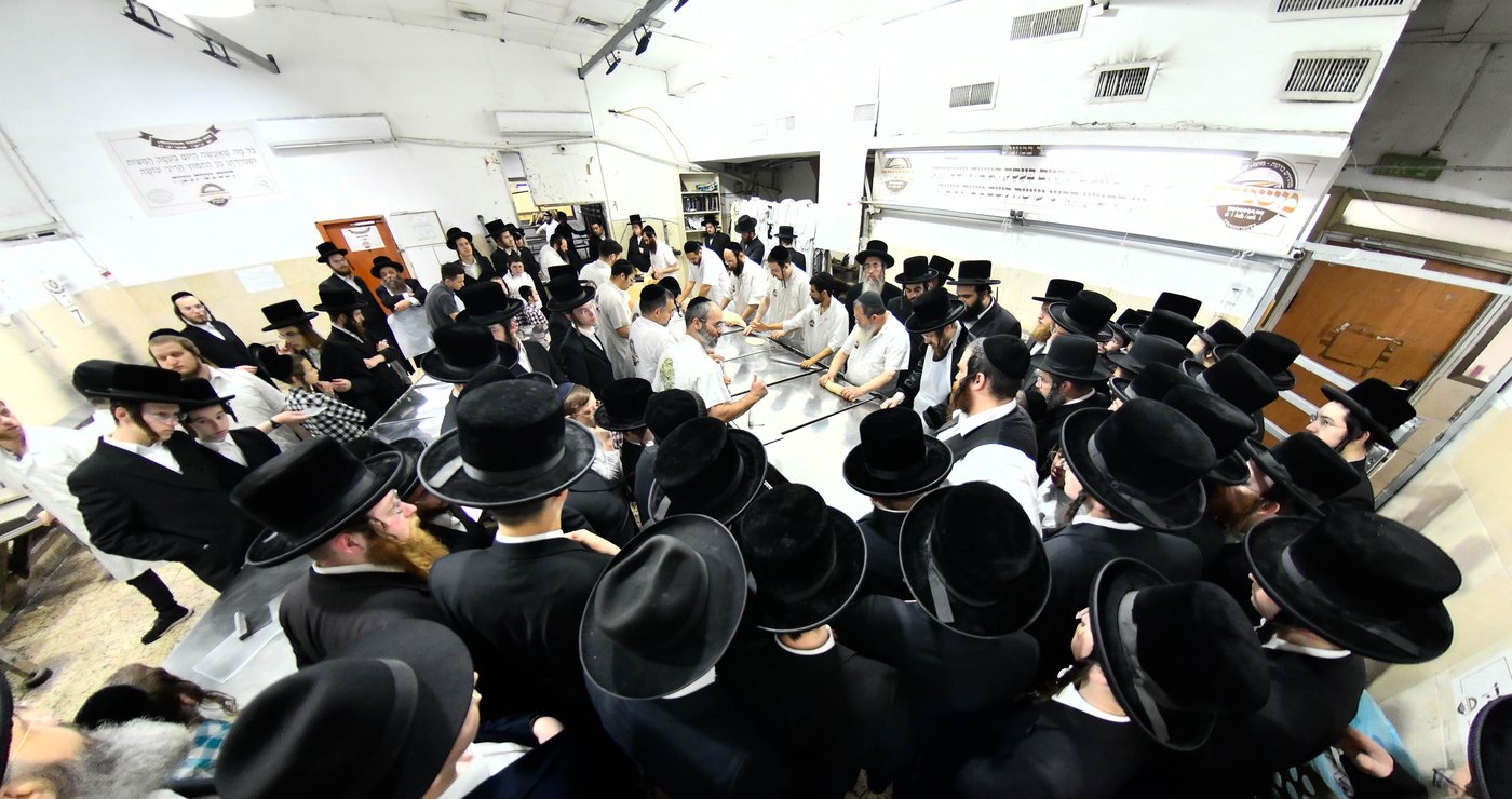 האדמו"ר מסאדיגורה באפיית מצות