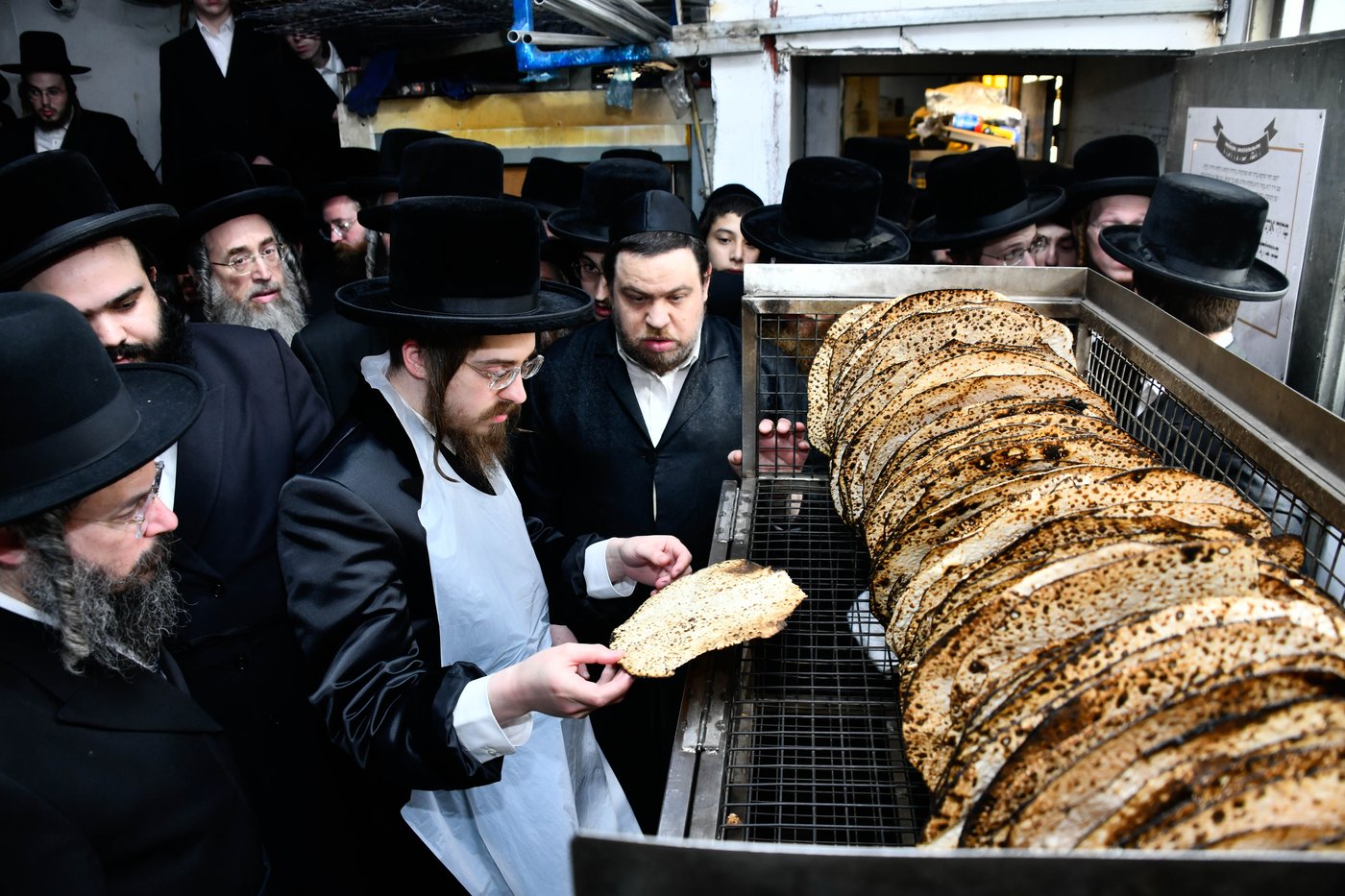 האדמו"ר מסאדיגורה באפיית מצות