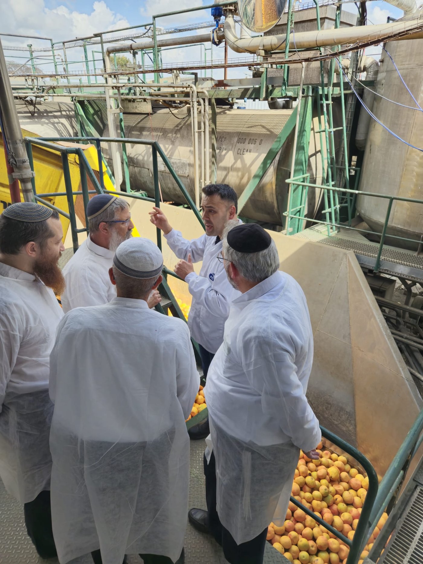 משגיחי הכשרות של חוג חתם סופר משגיחים על תהליך הייצור