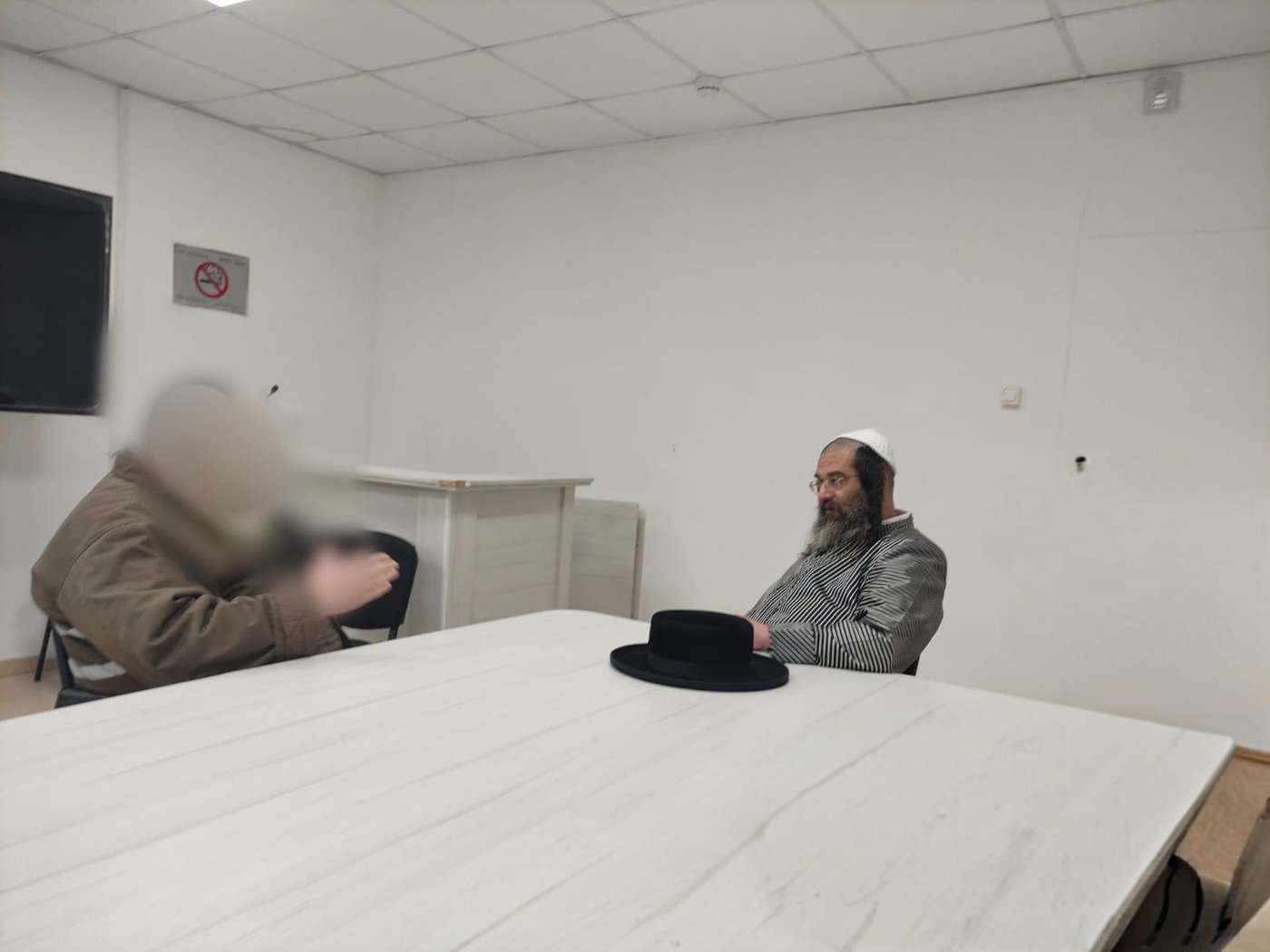 הרב ברנדסדרופר עם האסיר בכלא