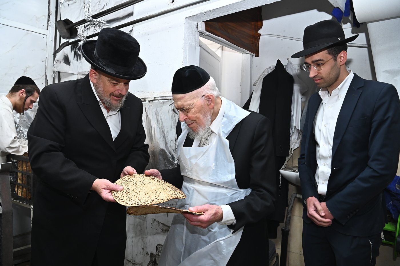 הגאון רבי יצחק אזרחי באפיית מצות