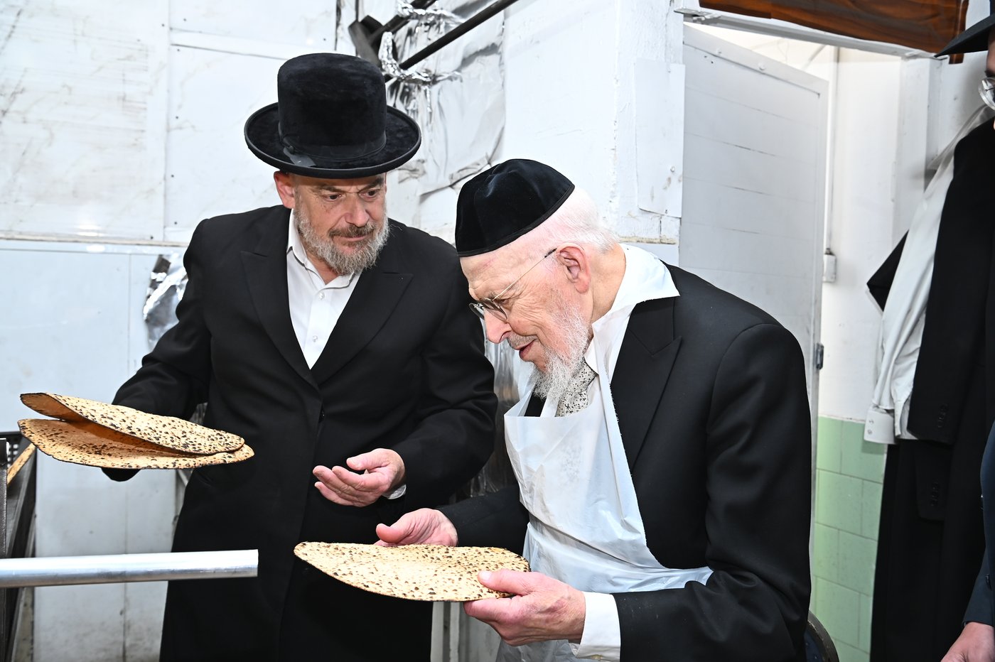 הגאון רבי יצחק אזרחי באפיית מצות