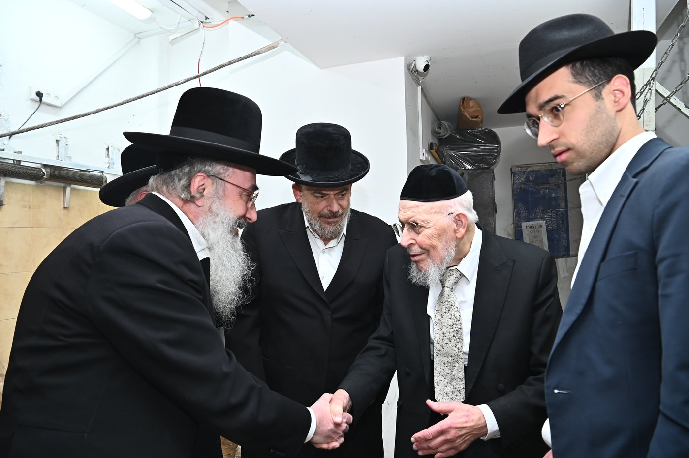 הגאון רבי יצחק אזרחי באפיית מצות