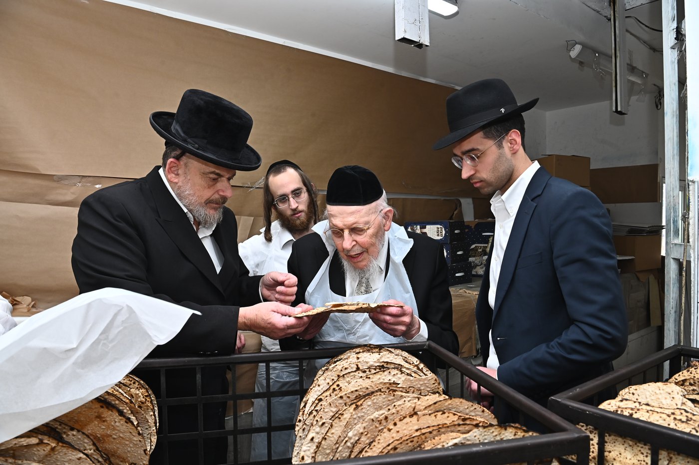 הגאון רבי יצחק אזרחי באפיית מצות