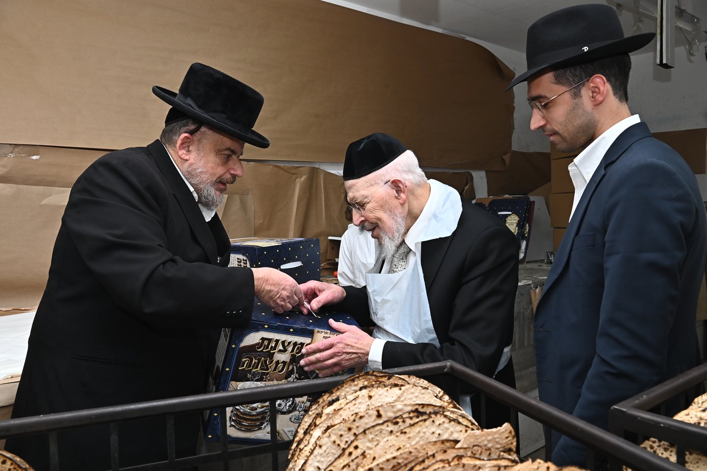 הגאון רבי יצחק אזרחי באפיית מצות