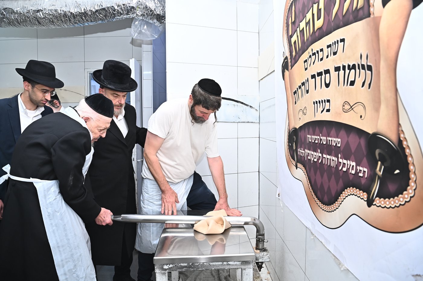 הגאון רבי יצחק אזרחי באפיית מצות