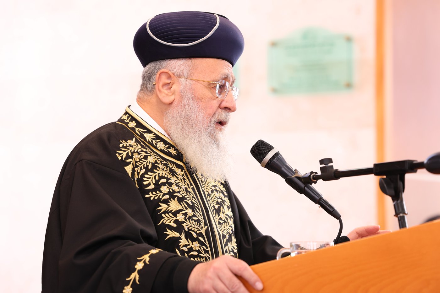 הראשל"צ הגאון רבי יצחק יוסף בביקור בישיבת בין הזמנים באשדוד