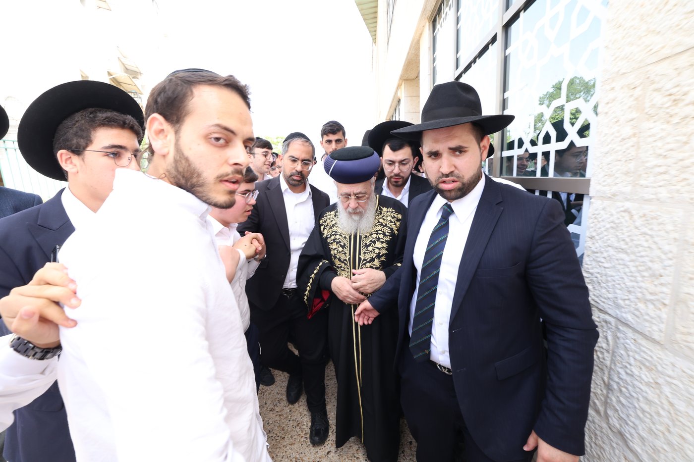 הראשל"צ הגאון רבי יצחק יוסף בביקור בישיבת בין הזמנים באשדוד
