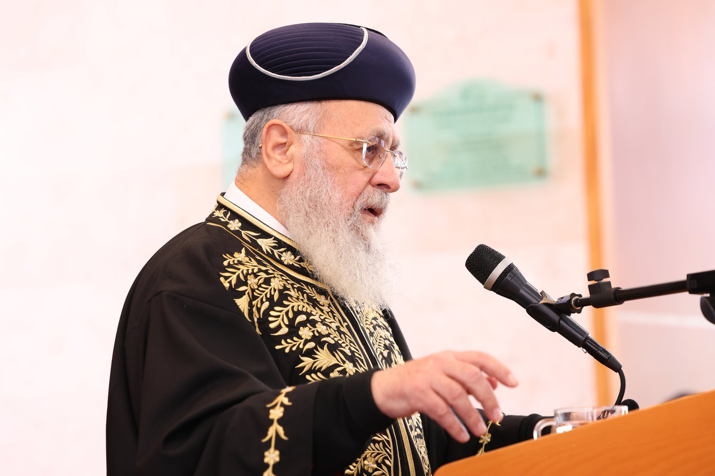 הראשל"צ הגאון רבי יצחק יוסף בביקור בישיבת בין הזמנים באשדוד