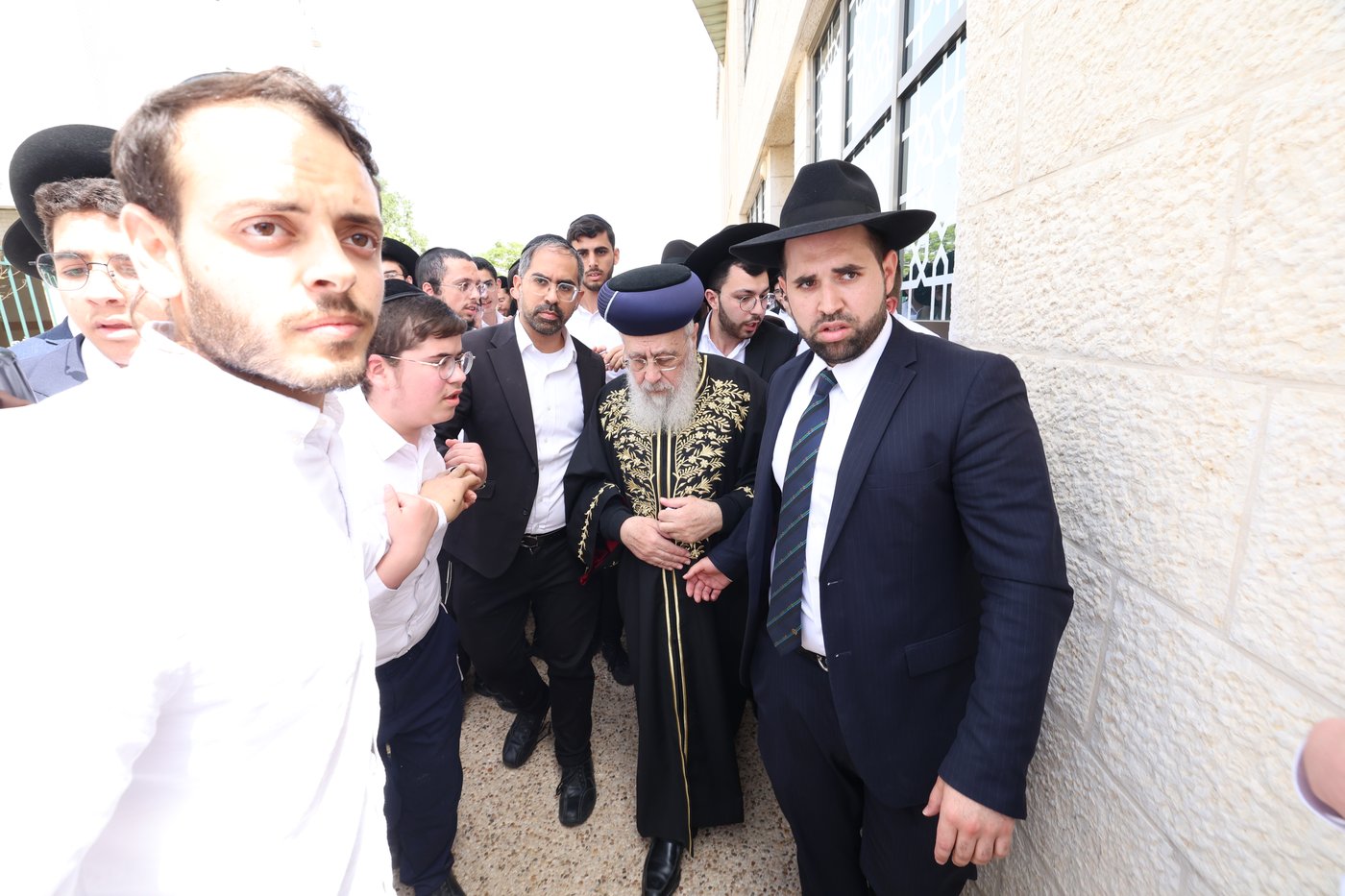 הראשל"צ הגאון רבי יצחק יוסף בביקור בישיבת בין הזמנים באשדוד