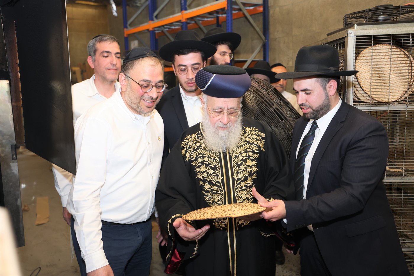 הראשל"צ הגאון רבי יצחק יוסף באפיית מצות
