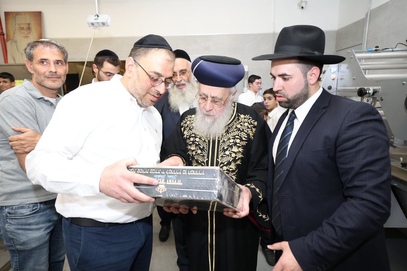 הראשל"צ הגאון רבי יצחק יוסף באפיית מצות