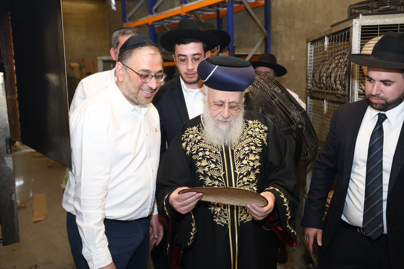 הראשל"צ הגאון רבי יצחק יוסף באפיית מצות