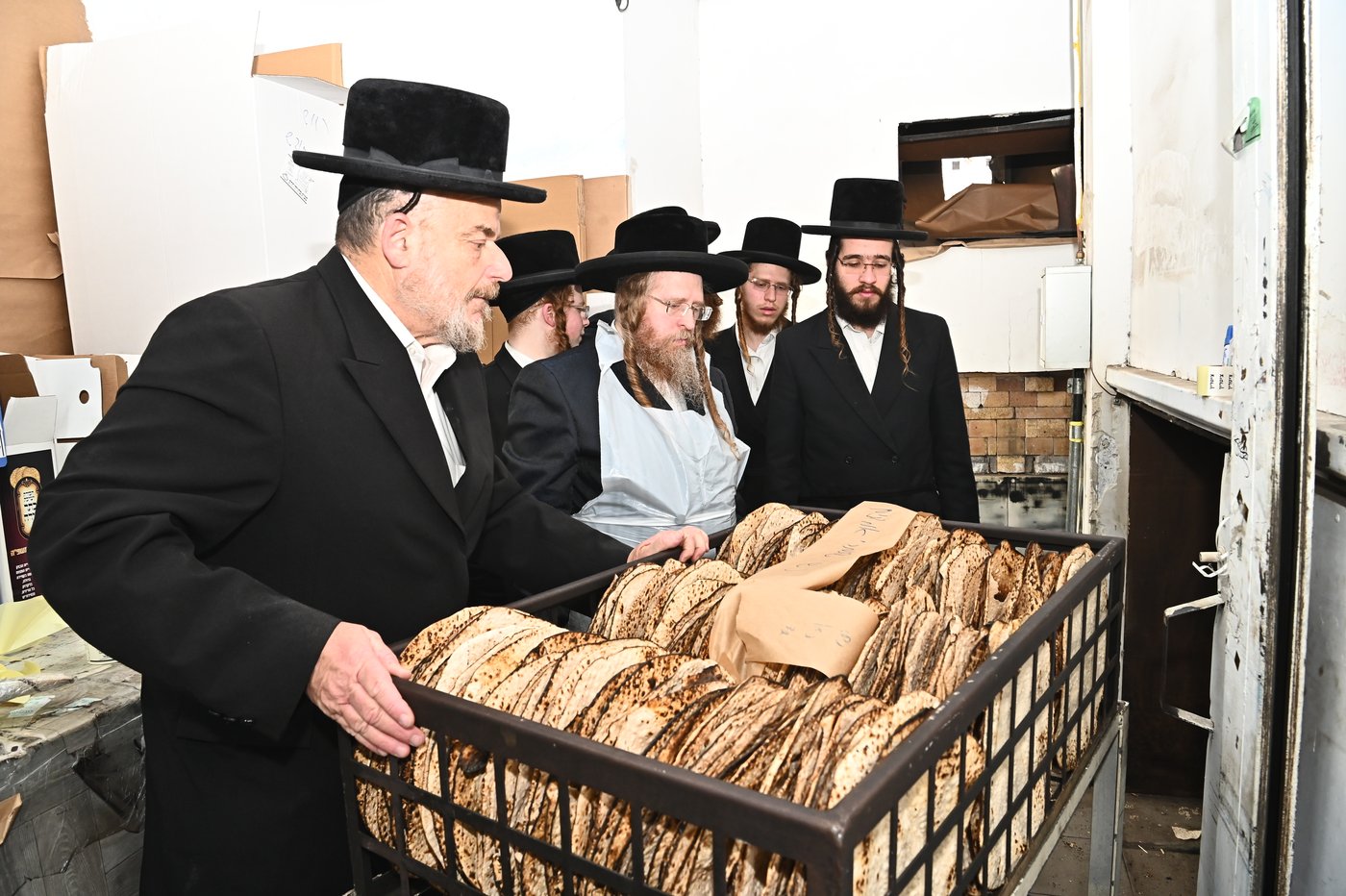 האדמו"ר משומרי אמונים באפיית מצות