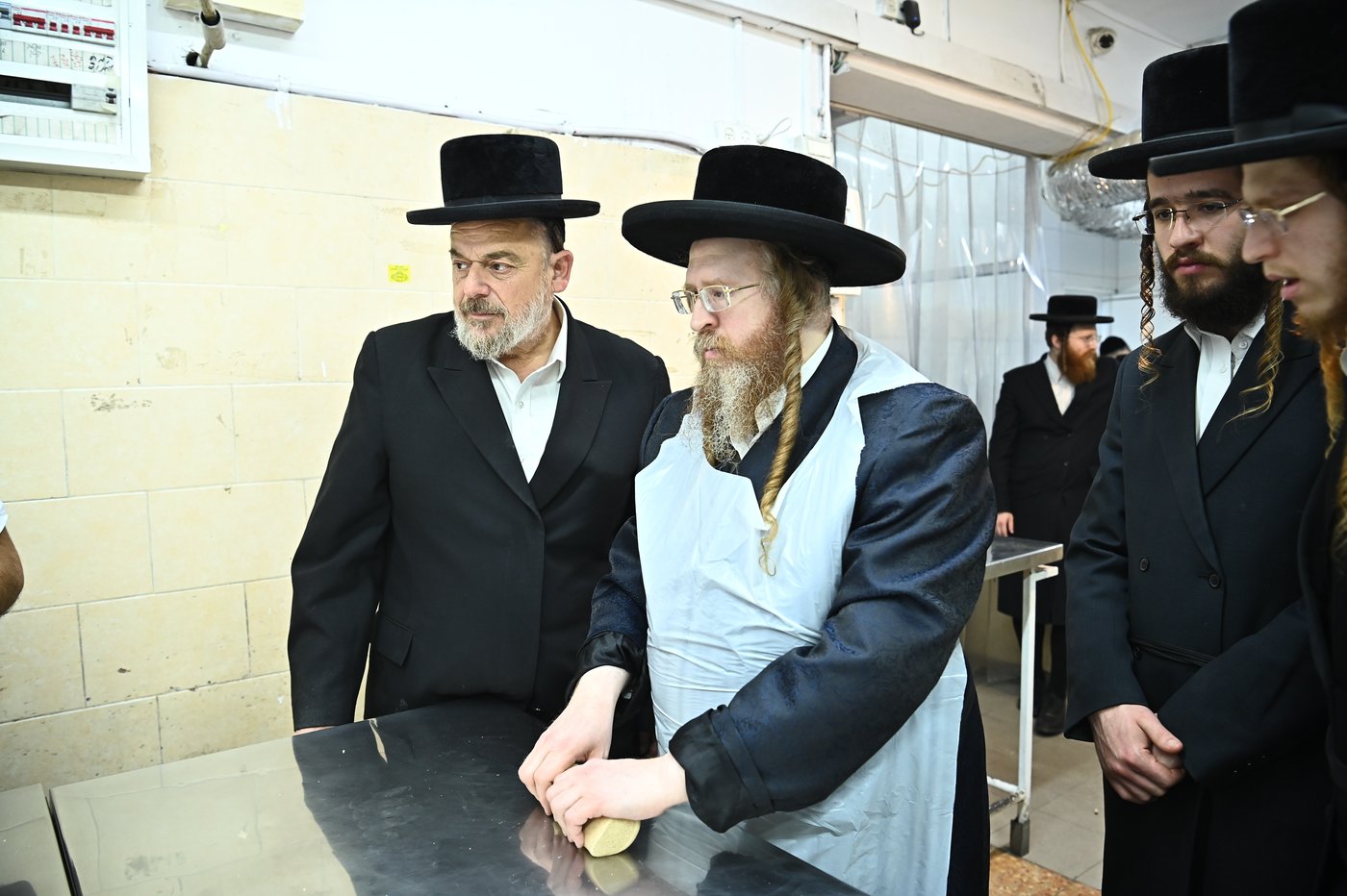 האדמו"ר משומרי אמונים באפיית מצות