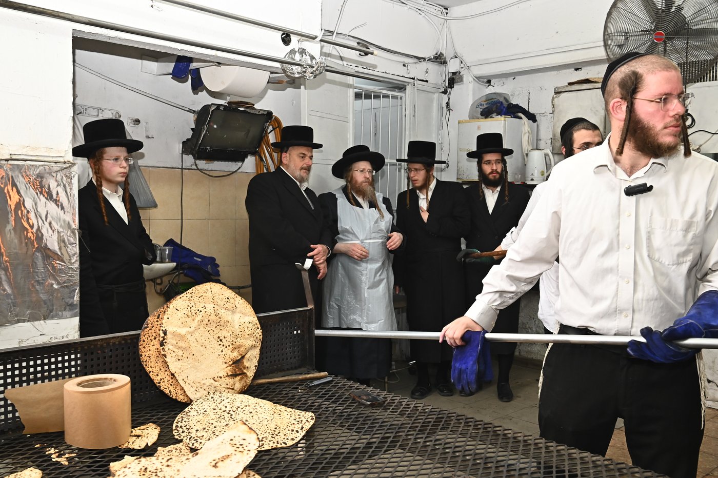 האדמו"ר משומרי אמונים באפיית מצות