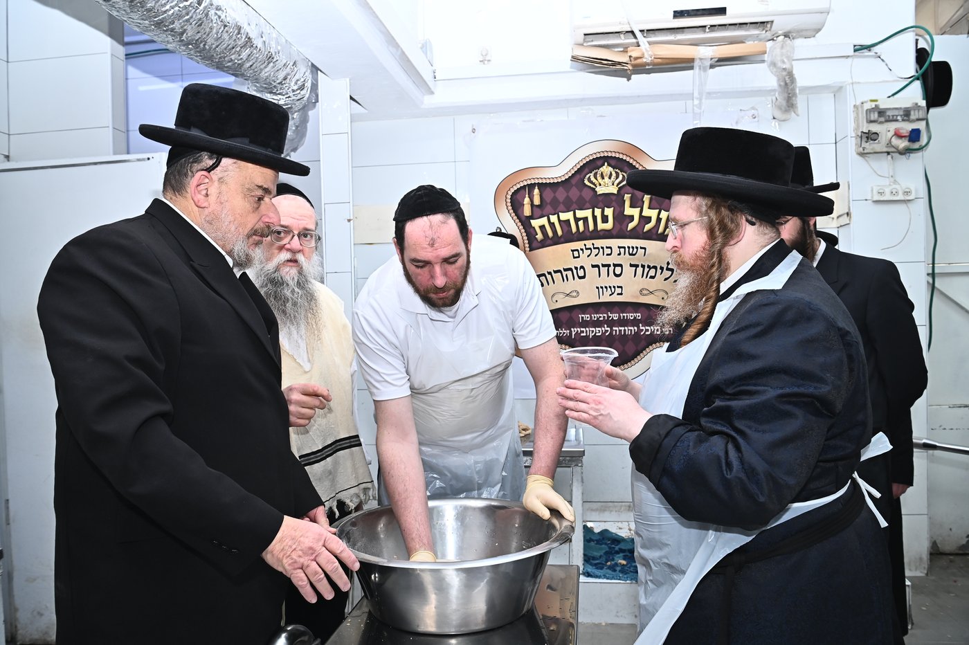 האדמו"ר משומרי אמונים באפיית מצות