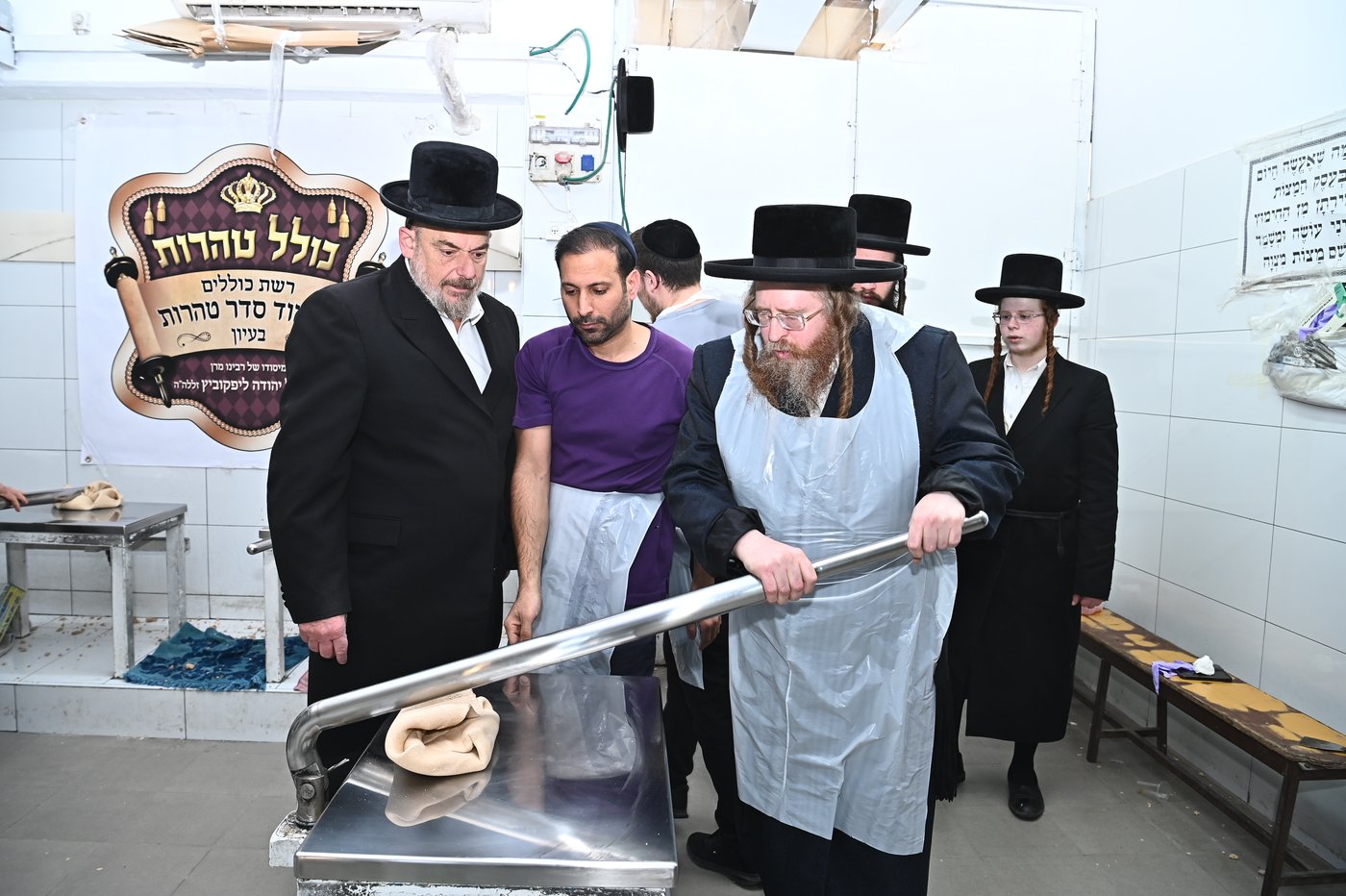 האדמו"ר משומרי אמונים באפיית מצות