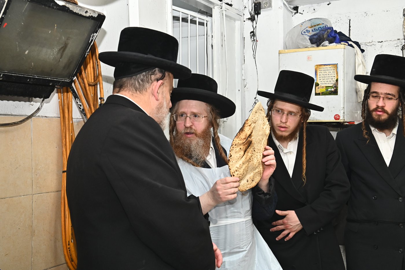 האדמו"ר משומרי אמונים באפיית מצות