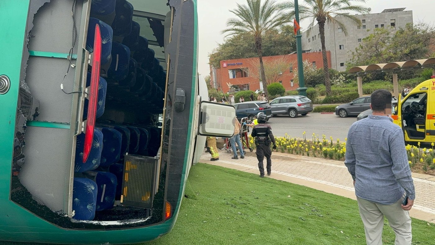 22 פצועים בתאונת שרשרת: אוטובוס עלה על כיכר והתהפך