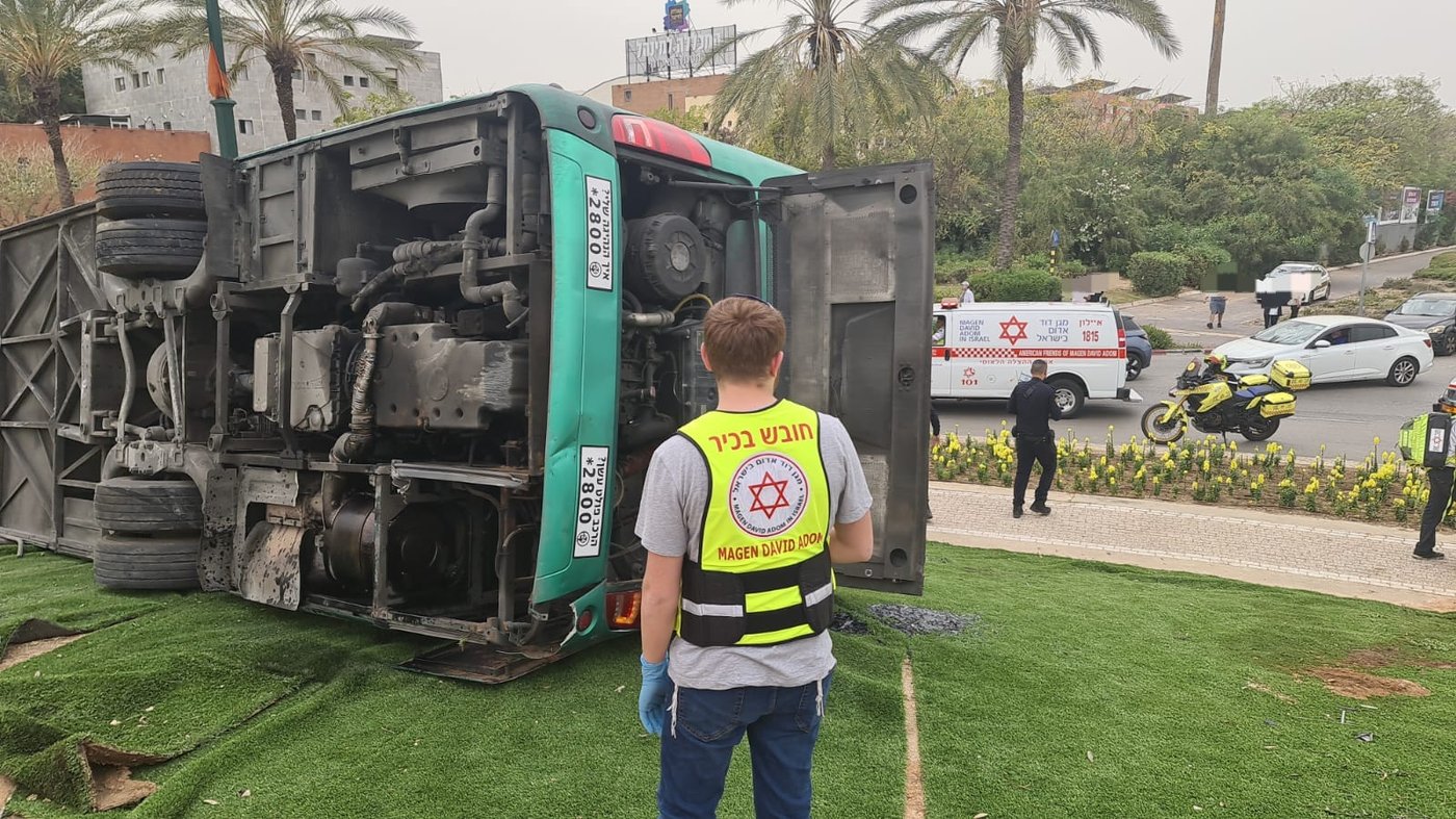 22 פצועים בתאונת שרשרת: אוטובוס עלה על כיכר והתהפך