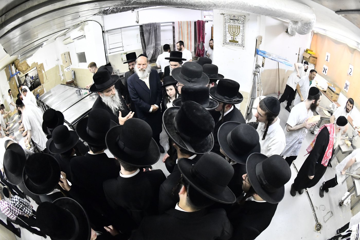 האדמו"ר מאשלג באפיית מצות