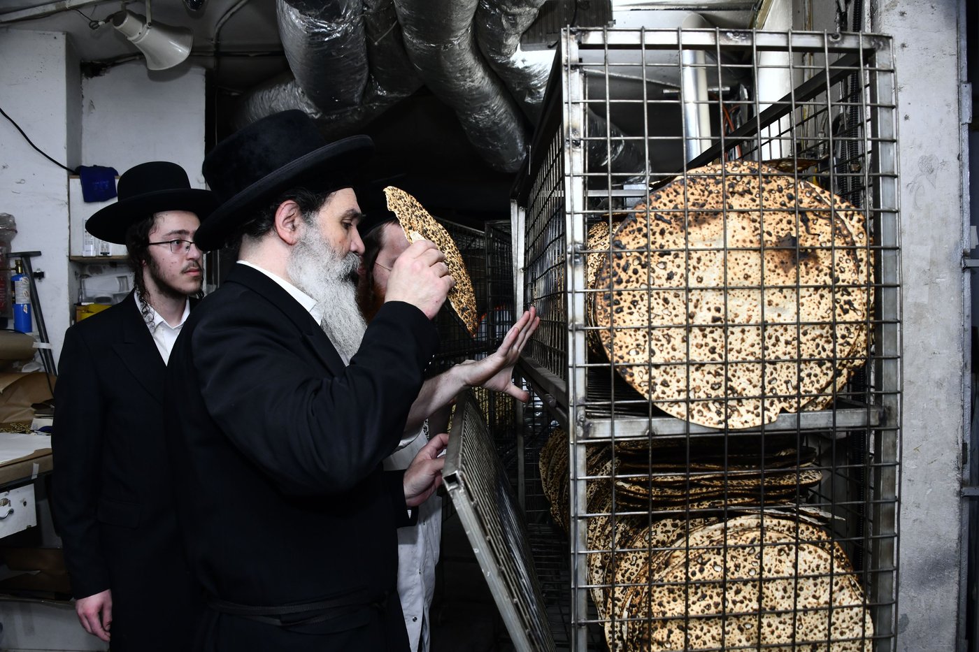 האדמו"ר מאשלג באפיית מצות