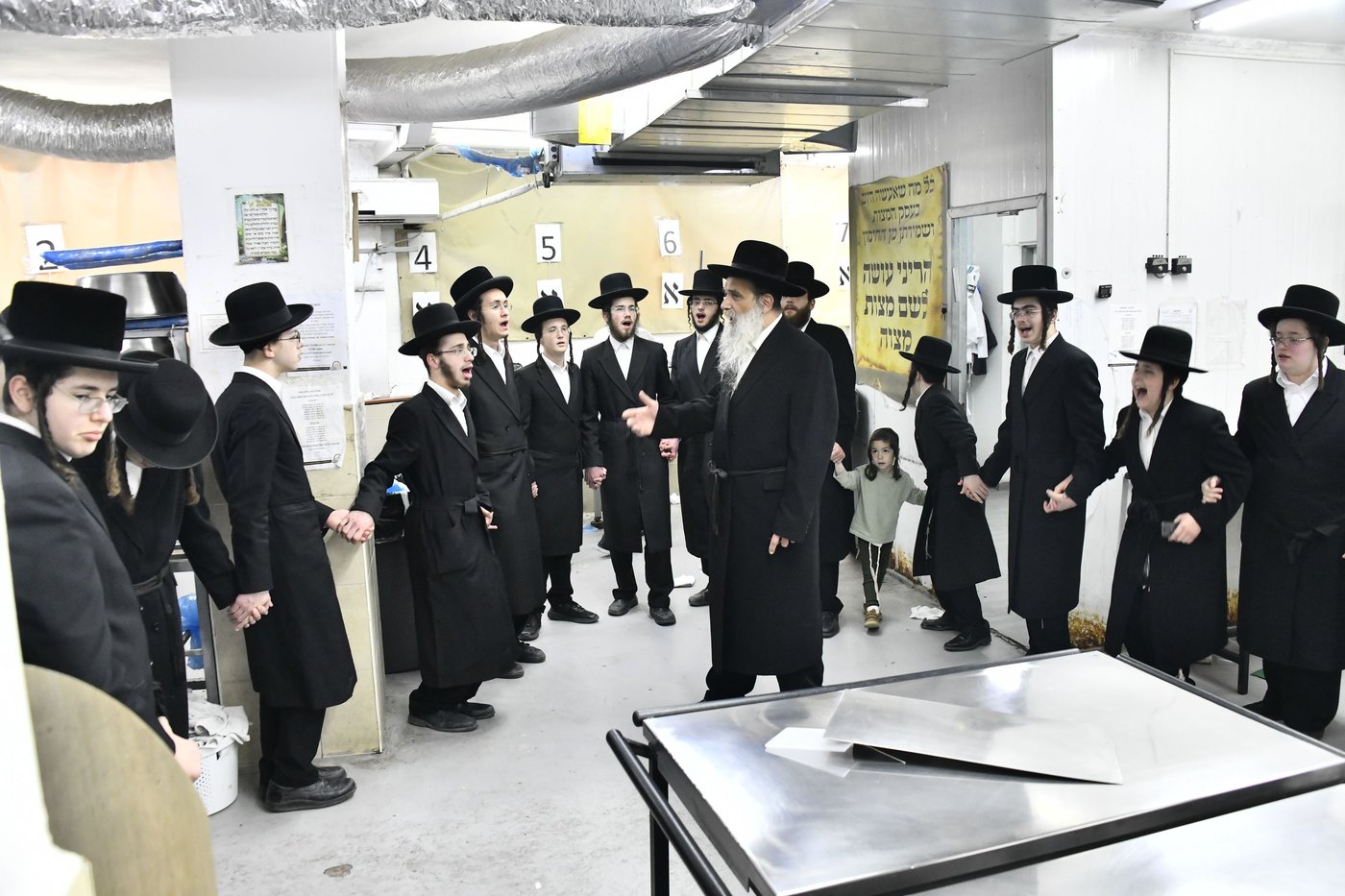 האדמו"ר מאשלג באפיית מצות